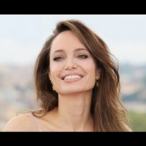 Защо, Анджелина? Джоли опна бръчки с ботокс и лицето ѝ стана восъчна маска (Снимки):