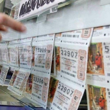 Мъж избяга с печелившия билет на жена си от лотарията