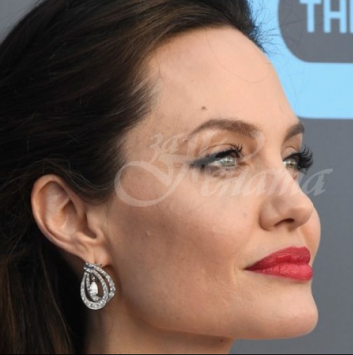 Майката на Анджелина Джоли направо я засенчи по красота. Ето на кой се е метнала прелестницата (снимки)