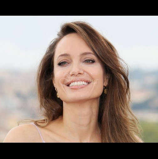 Защо, Анджелина? Джоли опна бръчки с ботокс и лицето ѝ стана восъчна маска (Снимки):