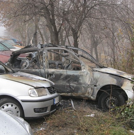 4 автомобила бяха унищожени след мощен взрив