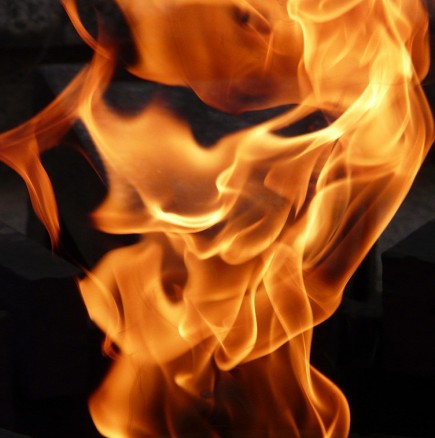 71-годишен мъж заля адвокатка с бензин и се опита да я запали 