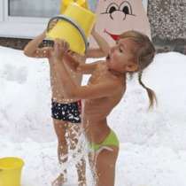  Дечица от руска детска градина се къпят на 30 градуса под нулата