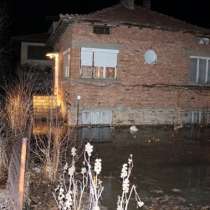 Авария на главен водопровод потопи къща и кола 