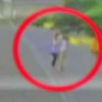 Видео на жена, която преминава през призрак, без да разбере