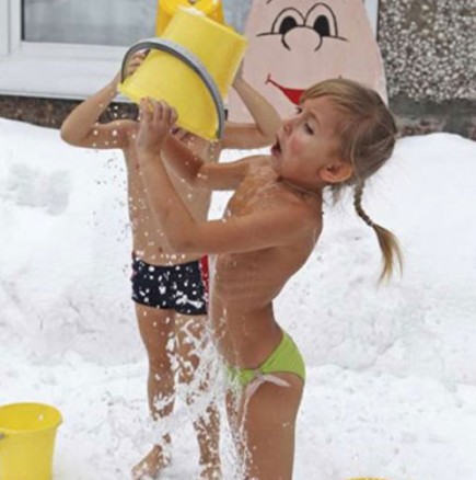  Дечица от руска детска градина се къпят на 30 градуса под нулата