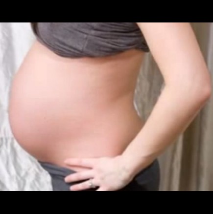 Това момиче "забременява" след всяко хранене! 