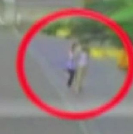 Видео на жена, която преминава през призрак, без да разбере