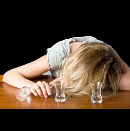 Момиче на 14 години се натрови с цяла бутилка твърд алкохол