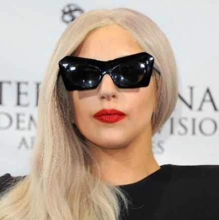 Лейди Гага спаси живота на своя фенка, която искала да се самоубие