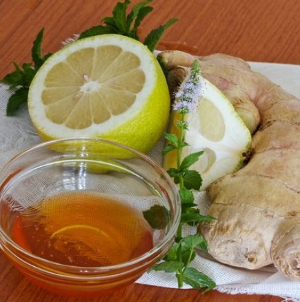 Природен лек за болно гърло и силен имунитет с мед, лимон и джинджифил