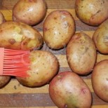 Трикове как да си изпечете цели картофи- толкова меки и вкусни, че директно могат да се ядат с обелките
