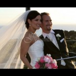 Красавица се омъжи за мъж без ръце и крака - ето как изглеждат 7 години след сватбата (Снимки):