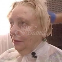 Опитен стилист свали 20 години от лицето на 75-годишна жена, която сама не можа да се познае-Снимки