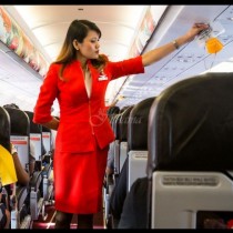 Защо стюардесите държат ръцете си зад гърба, докато самолетът извършва кацане