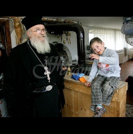 Жители на Якимово показаха какво става с даренията в приюта на отец Иван