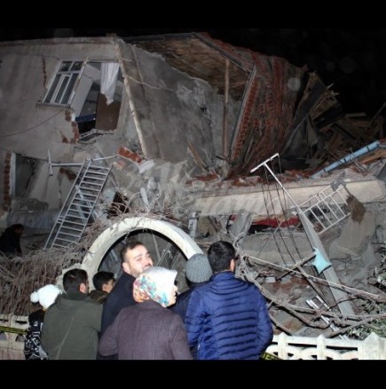 Нов мощен трус удари Турция! Броят на загиналите при земетресението от снощи продължава да расте /СНИМКИ/