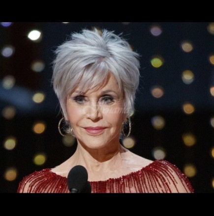 Джейн Фонда на 82 засенчи младите звезди на Оскарите - дрехите ѝ криеха тайно послание (Снимки):