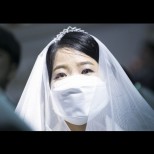 Любов и зараза: 3000 булки с маски се врекоха едновременно на любимите си на грандиозна масова церемония (Снимки)