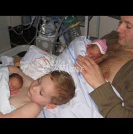 Милиони видяха снимки на малко момче, помагащо на татко да топли новородените