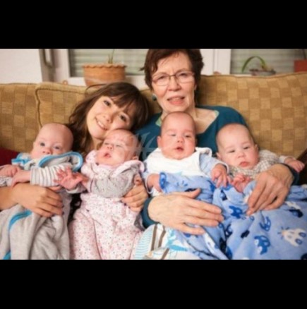 Жена роди четиризнаци на 65, въпреки, че вече имаше 13 деца и 7 внуци! Ето голямото семейство днес (Снимки):