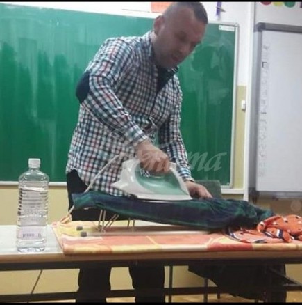 Ето учителят, който учи децата да гладят дрехи и да правят палачинки в клас, за да са самостоятелни