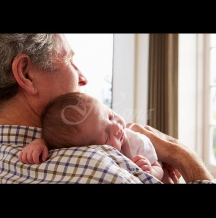Снимката, която разплака милиони: дядо се запозна с внучето си през прозореца (Снимка):