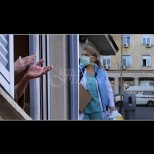 България излезе на балконите снощи, за да аплодира родните медици, борещи се с коронавируса (ВИДЕО):