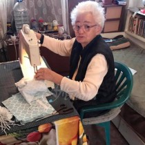 Баба Златка на 80 години шие безплатно маски и ги дарява на хората! Адмирации!