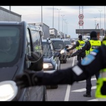 Пациент с COVID-19 избяга от болница-Полицията го издирва