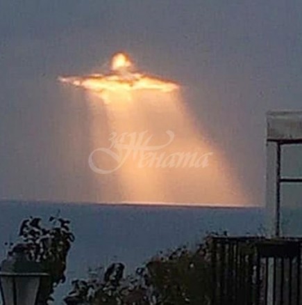 Фигурата на Исус се появи в небето-Хората смятат това за знак