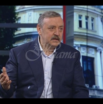 Ето порасналият син на проф. Кантарджиев, който е доктор-Снимка и като 2-годишен с баща му