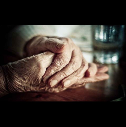 Златна душа! Баба на 80 дари цялата си пенсия на болницата в Исперих (Снимки):