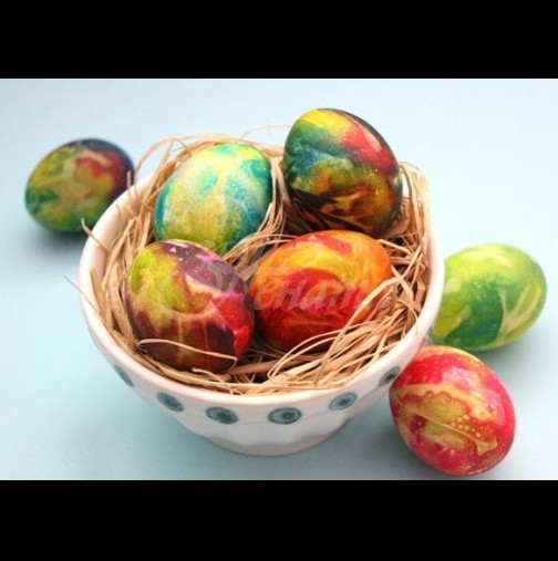 Колкото по-дълго ги държиш, толкова по-ярки стават цветовете: Боядисване на яйца с вода и оцет