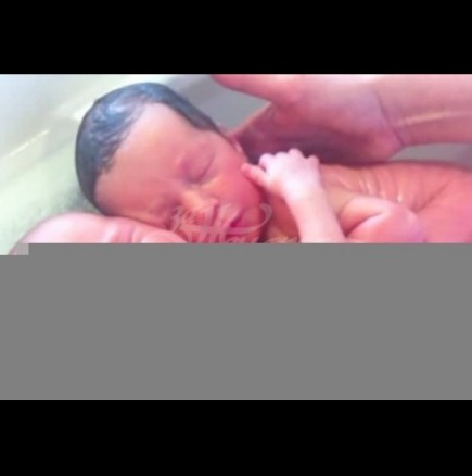 Чудото на живота: Новородени близнаци не спират да се прегръщат от първата минута живот (Видео):