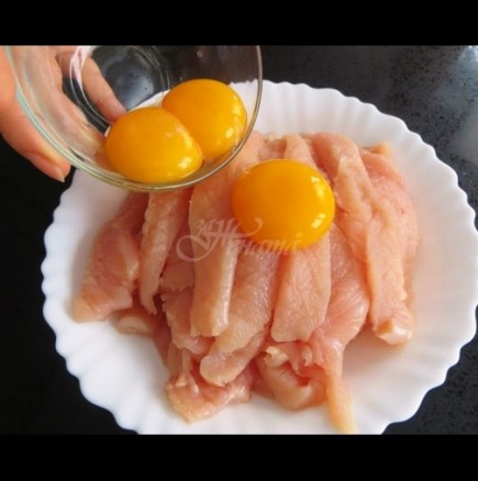 Заливам пиленцето с яйца и става малка фантазия! Крехко, нежно и много сочно: