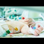 В ужаса от пандемията от Ковид-19 спасиха бебе, родено със сърце извън тялото
