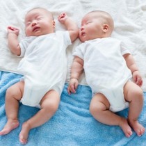Баща на близнаци разгледа документите на едното от бебетата и веднага напусна майка им