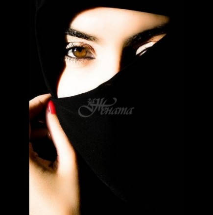 Най-известната блогърка от Арабския свят свали хиджаба, за да омае всички красотата си (Снимки):