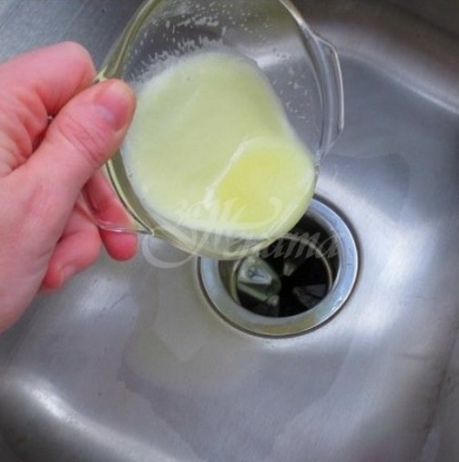 Само няколко капки, а мивката е като нова: отпушва канала, премахва миризмите и почиства от раз!
