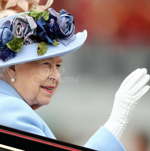Защо кралицата не се разделя с ръкавиците си, дори в Бъкингамския дворец