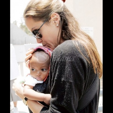 Предричат блестящо бъдеще на осиновената дъщеря на Анджелина и Брад - вижте красивата пораснала Захара Джоли-Пит (Снимки):