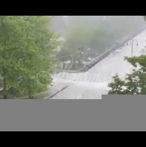Ледени късове и порои помляха два български града-видео