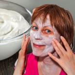 Домашна маска с кисело мляко за бързо премахване на старчески петна по лицето