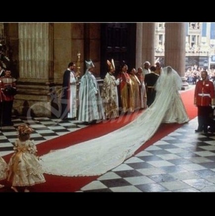 Дори в сватбената рокля на принцеса Даяна имало знаци, които сочели, че всичко ще завърши с трагедия