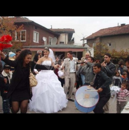 Тази циганска сватба потресе мрежата - 50 души един върху друг без маски и дистанция! (Снимки + Видео)