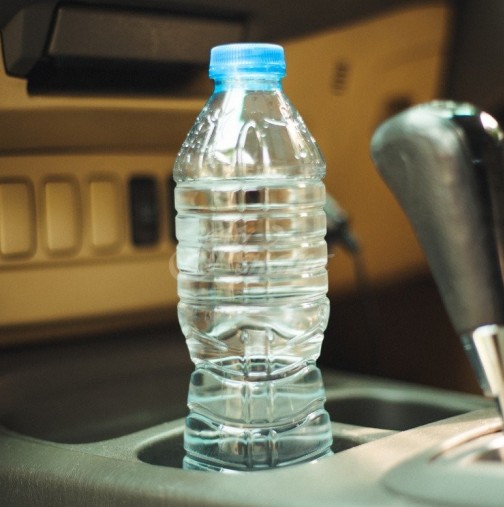 Специалисти предупреждават-Оставянето на пластмасови бутилки в колата може да е много опасно