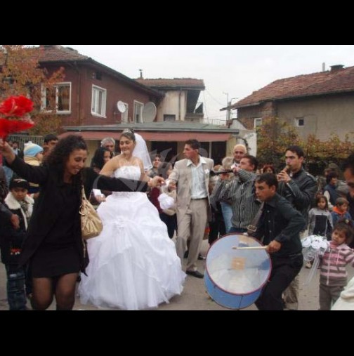 Тази циганска сватба потресе мрежата - 50 души един върху друг без маски и дистанция! (Снимки + Видео)