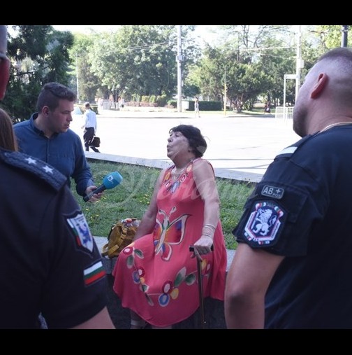 Протестиращ нападна възрастна жена в ефир, взе й бастуна и започна да обижда-Видео