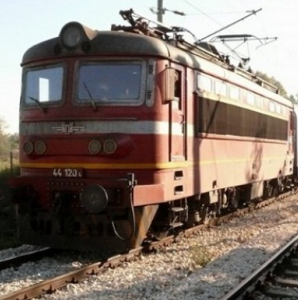 Влак дерайлира край Стара Загора